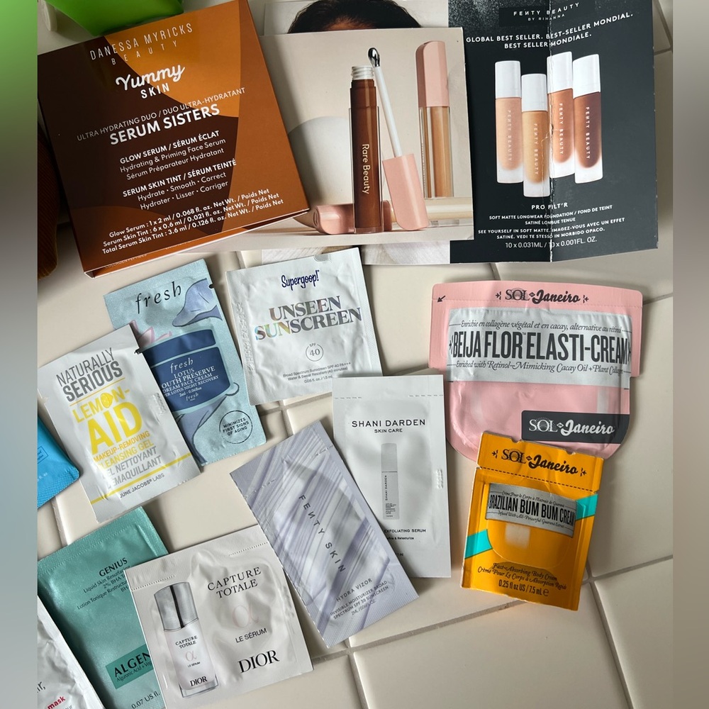 Cosmetic Samples Bundle - Picture 2 of 3